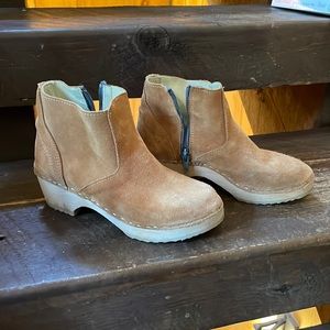 Hanna Andersson Size 4 booties